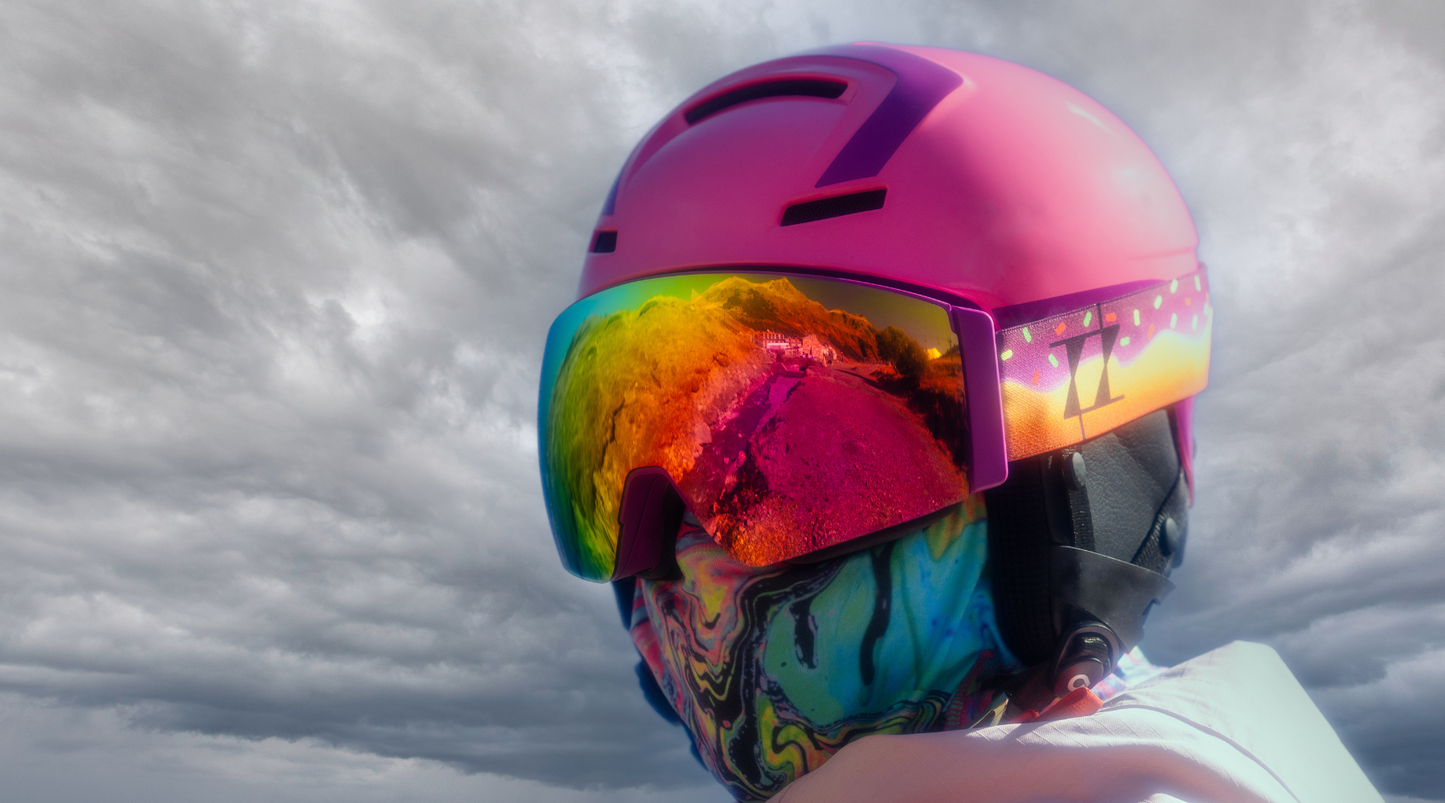 Imagen de una mujer con las gafas de esquí Sweet Avalanche un día nublado.