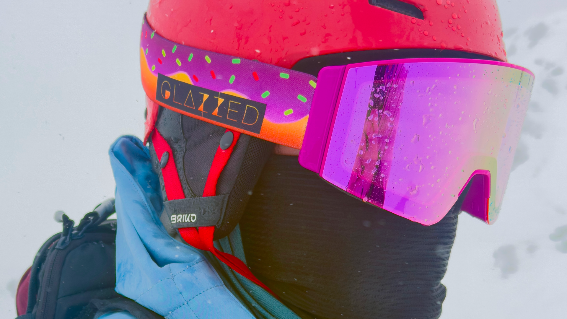 Foto donde se ve de cerca la gafas de nieve Sweet Avalanche de la marca Glazzed Apparel.