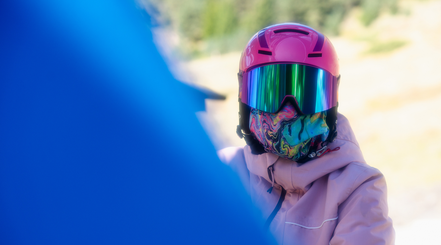 Imagen de una mujer con ropa de inverno que lleva puesta las gafas de nieve Sweet Avalanche.