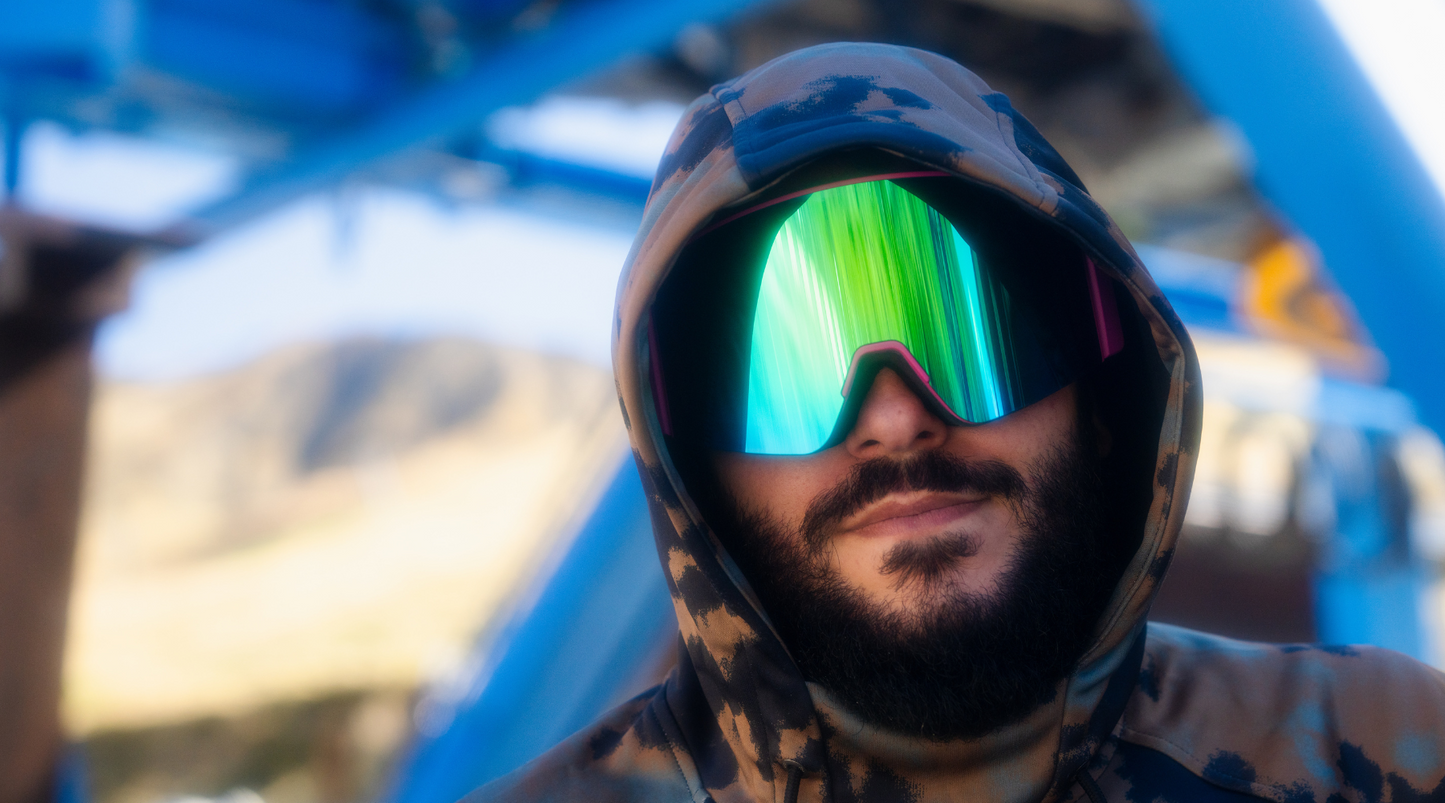 Imagen de un hombre con una capucha puesta que lleva las gafas de ski Sweet Avalanche con la lente ColdBake.