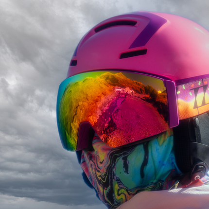 Imagen de una mujer con las gafas de esquí Sweet Avalanche un día nublado.