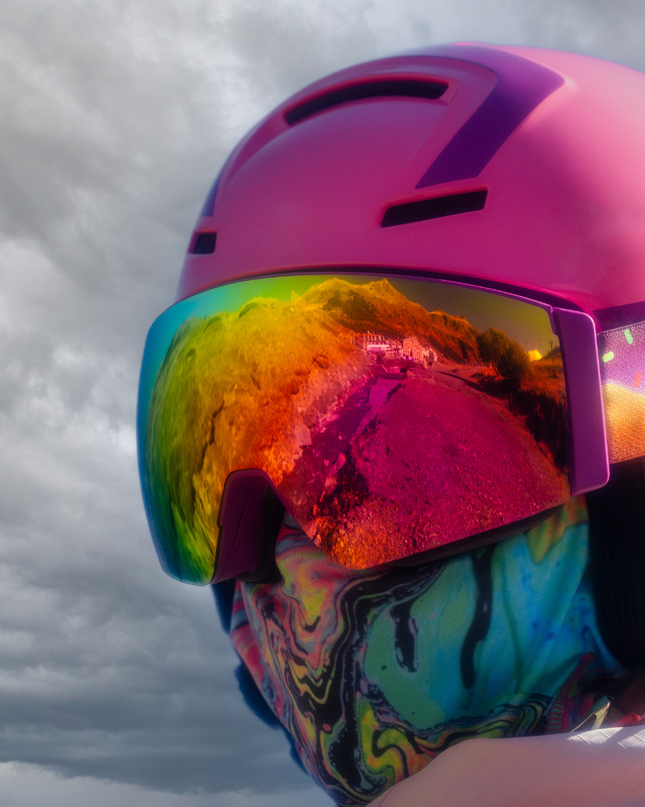 Imagen de una mujer con las gafas de esquí Sweet Avalanche un día nublado.