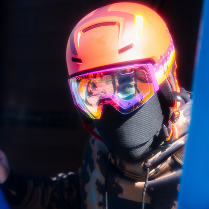 Hombre con las gafas de esquí Sweet Avalanche.