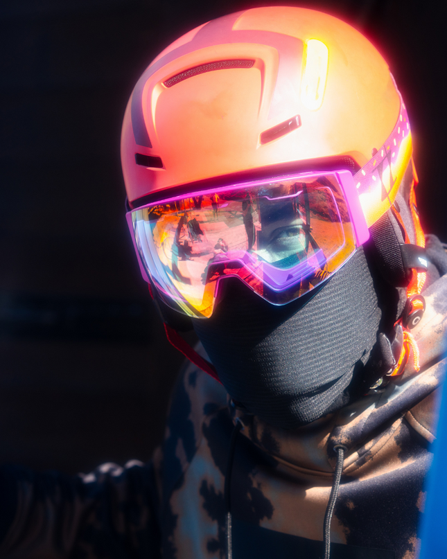 Hombre con las gafas de esquí Sweet Avalanche.