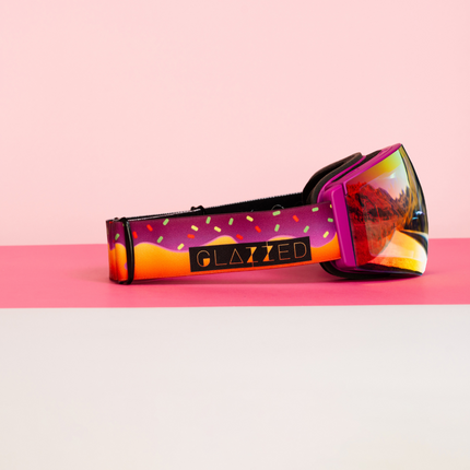 Vista lateral de las gafas de nieve Sweet Avalanche de la marca Glazzed Apparel. La correo de la gafa es un doughnut.