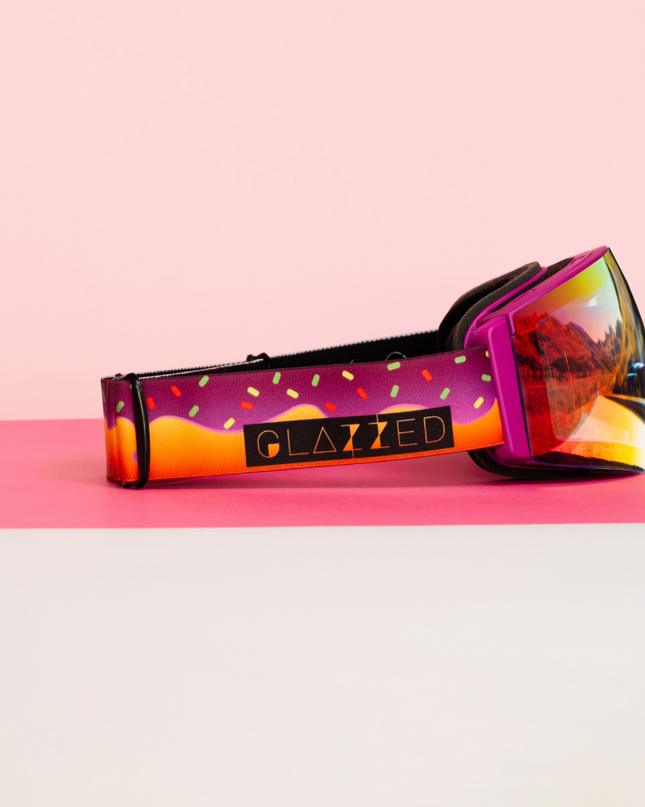 Vista lateral de las gafas de nieve Sweet Avalanche de la marca Glazzed Apparel. La correo de la gafa es un doughnut.