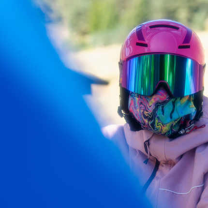 Imagen de una mujer con ropa de inverno que lleva puesta las gafas de nieve Sweet Avalanche.