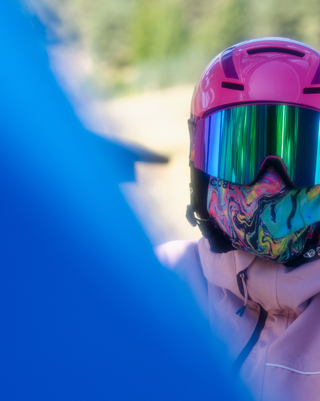 Imagen de una mujer con ropa de inverno que lleva puesta las gafas de nieve Sweet Avalanche.