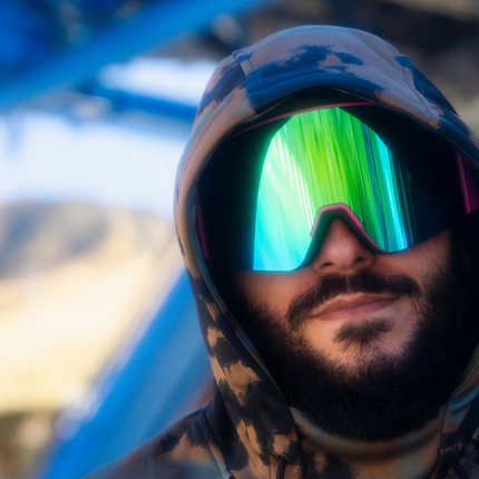 Imagen de un hombre con una capucha puesta que lleva las gafas de ski Sweet Avalanche con la lente ColdBake.