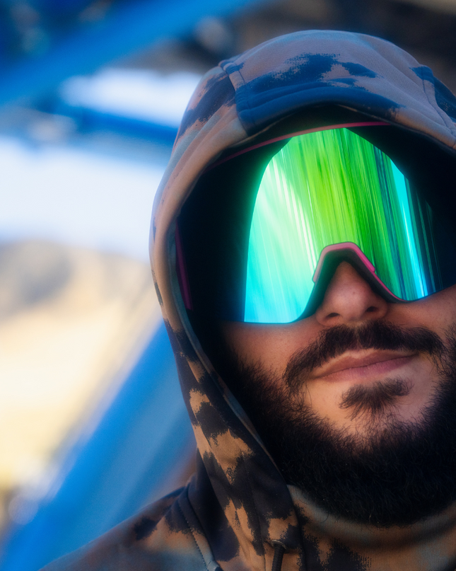 Imagen de un hombre con una capucha puesta que lleva las gafas de ski Sweet Avalanche con la lente ColdBake.