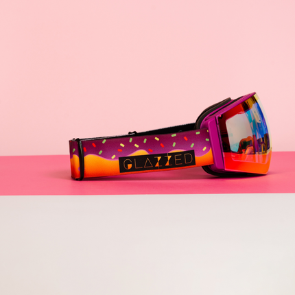 Vista lateral de las gafas de nieve Sweet Avalanche de la marca Glazzed Apparel. La correo de la gafa es un doughnut.