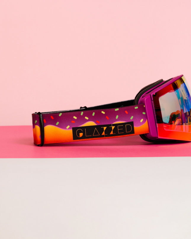 Vista lateral de las gafas de nieve Sweet Avalanche de la marca Glazzed Apparel. La correo de la gafa es un doughnut.