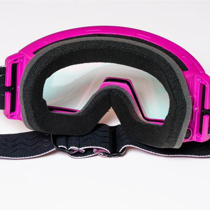 Vista trasera de las gafas de esquí donde se puede ver la silicona de la correa para que se sujete bien la gafa y la espuma de triple densidad. 