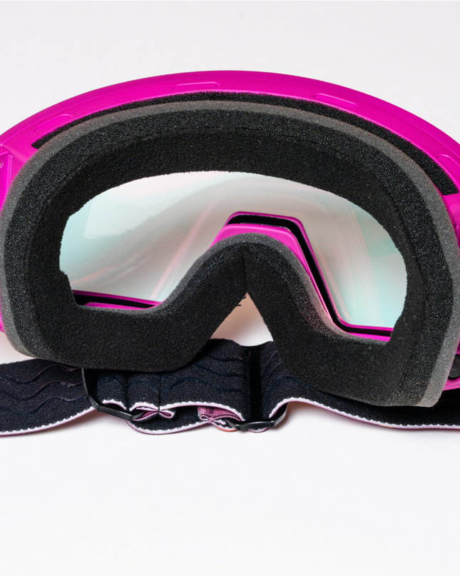 Vista trasera de las gafas de esquí donde se puede ver la silicona de la correa para que se sujete bien la gafa y la espuma de triple densidad. 