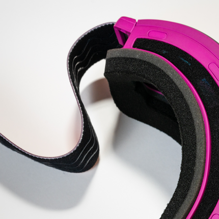 Vista desde arriba de las gafas de esquí donde se ve la ventilación y la espuma de triple densidad.