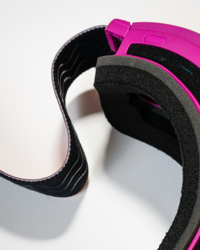 Vista desde arriba de las gafas de esquí donde se ve la ventilación y la espuma de triple densidad.