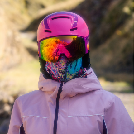 Mujer con la máscara de nieve Sweet Avalanche en la montaña.